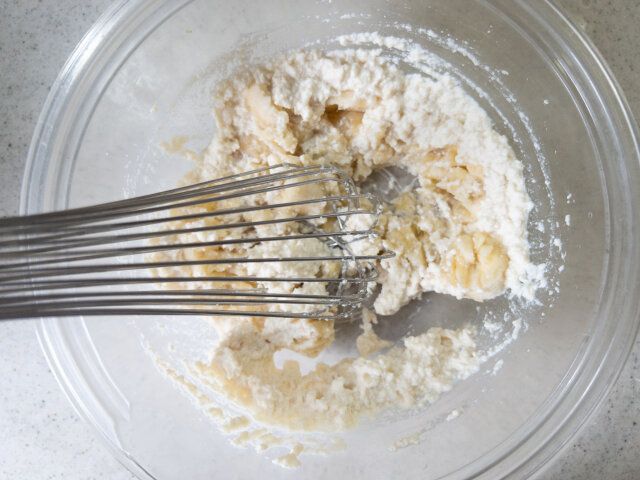 バナナを加えてホイッパーである程度潰し、さらに滑らかに攪拌します。