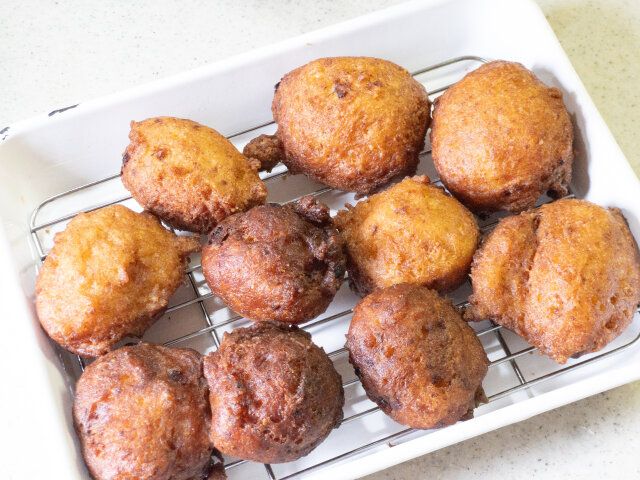 揚げ上がったら、編みバットに取ってしばらく置き、油を切ります。