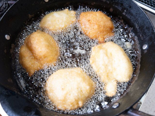 3分ほど揚げてきつね色に色付いたら、裏返してもう片面もきつね色に揚げます。