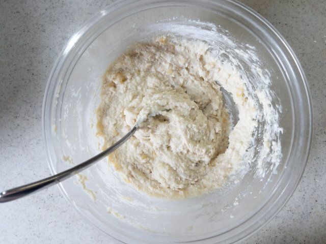 ホットケーキミックスを加えてこなっぽさがなくなるまでスプーンで混ぜ合わせます。