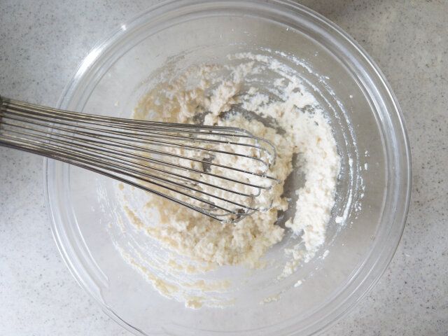 ボウルに木綿豆腐を入れ、ホイッパーで崩した後滑らかに攪拌します。