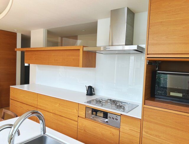 スッキリ片付いたキッチン 平面にモノを置かない