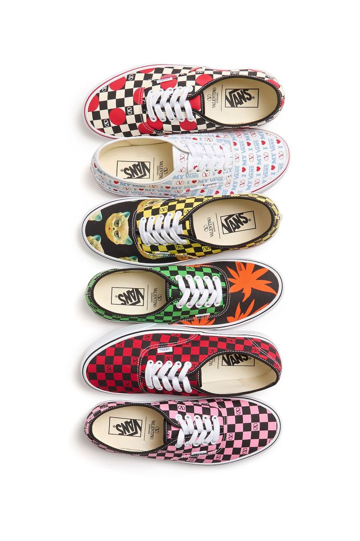 「ヴァレンティノ ガラヴァーニ アンド ヴァンズ」各¥72,600