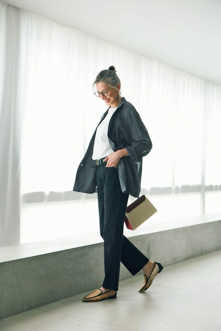 デニムパンツ¥27,500／アッパーハイツ、Tシャツ¥4,950／ヘルシーデニム（ともにゲストリスト）、ジャケット¥61,600／エブール（リトルリーグ インク）、バッグ¥102,300／ タミーアンドベンジャミン（アッシュ・ペー・フランス）、ベルト¥14,300／レフィエ（フラッパーズ）、メガネ¥49,500／アイヴァン（アイヴァン 東京ギャラリー）、ネックレス¥27,720／フェルセラ（ズットホリック）、イヤリング¥16,200／アビステ、靴¥69,300／ブレンテッラ（ル フィル ニュウマン 新宿店）