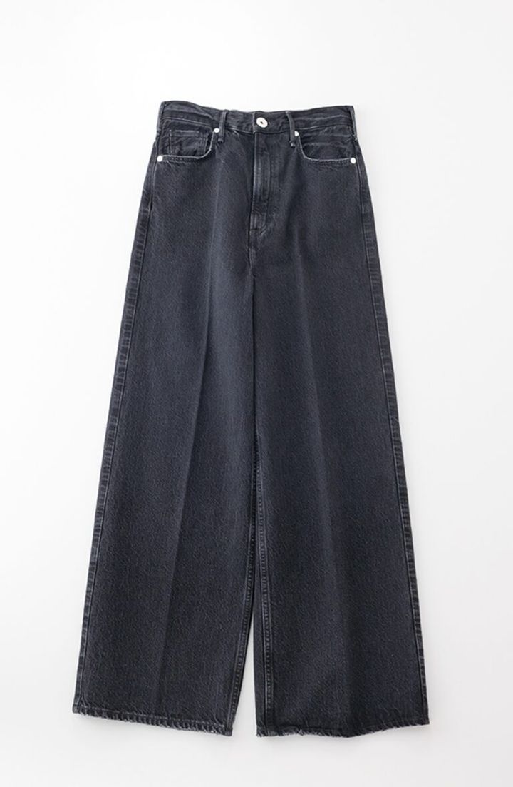 デニムパンツ¥27,500／アッパーハイツ×デミルクス ビームス（ビームス ハウス 丸の内）