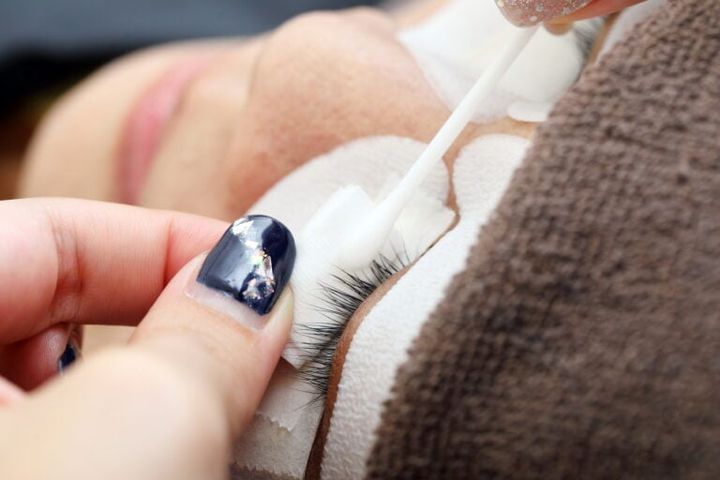 目元の油分を取り除く