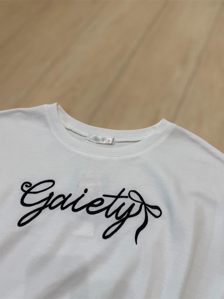 画像: クルーネックで合わせやすい