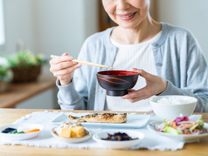 還暦を迎えた単身女性たちの中には、おひとりさまを楽しむ人もいれば、生活に彩りを求めるなら「恋しかない」という人もいる。このあとの人生をどう生きていきたいのか、二人の女性に話を聞いた。※サムネイル画像：PIXTA