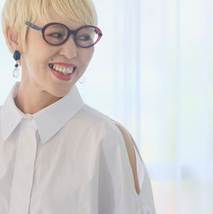 肩がちらっと見えるデザインが遊び心満載