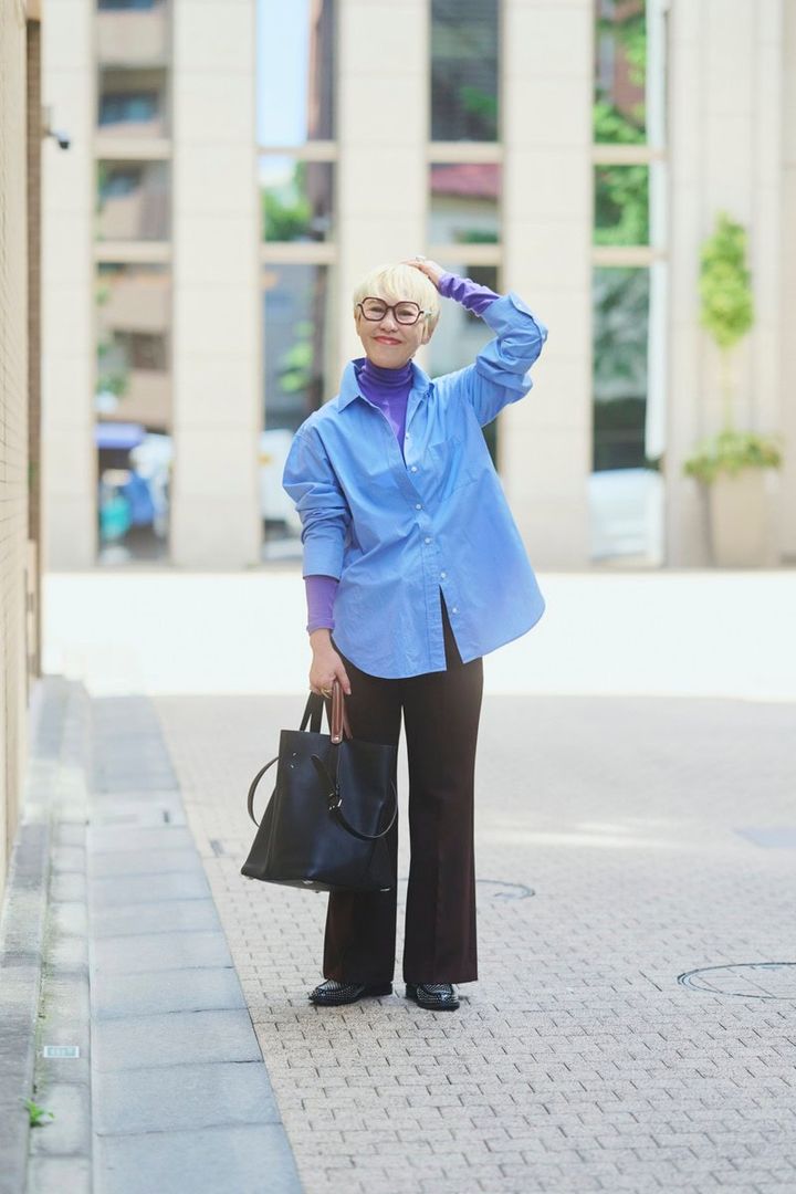 同系色グラデーションのトップスで品よく