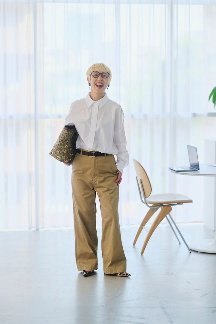 ワイドパンツと、シャツのスリットが、コンサバに見せない