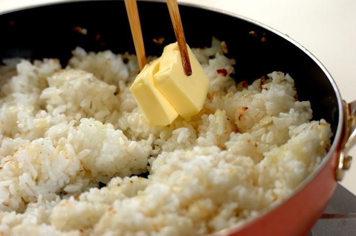 簡単！香り豊かな基本のバターライスの作り方2
