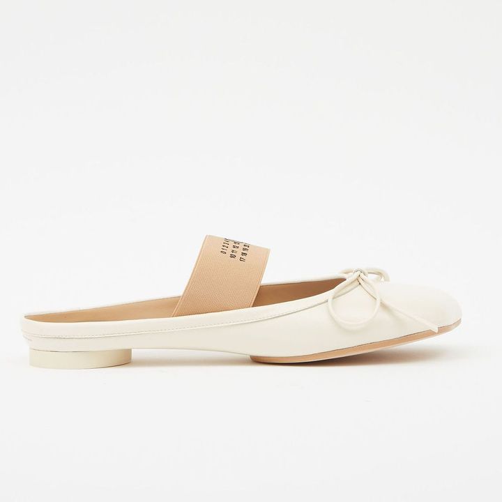 アナトミック バレエミュール ¥ 99,000 ／MM6 MAISON MARGIELA（マルジェラ ジャパン クライアントサービス 0120-934-779）Photo _ Courtesy of MAISON MARGIELA