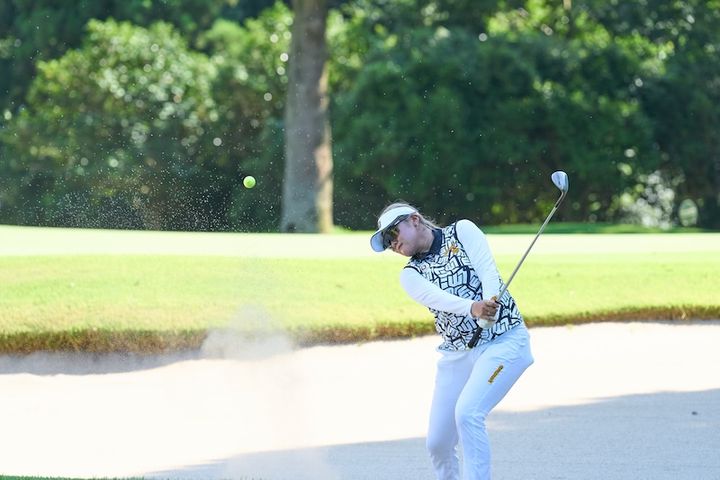 ラフからのアプローチは「ゆるゆるグリップ」が正解！女子プロが解説