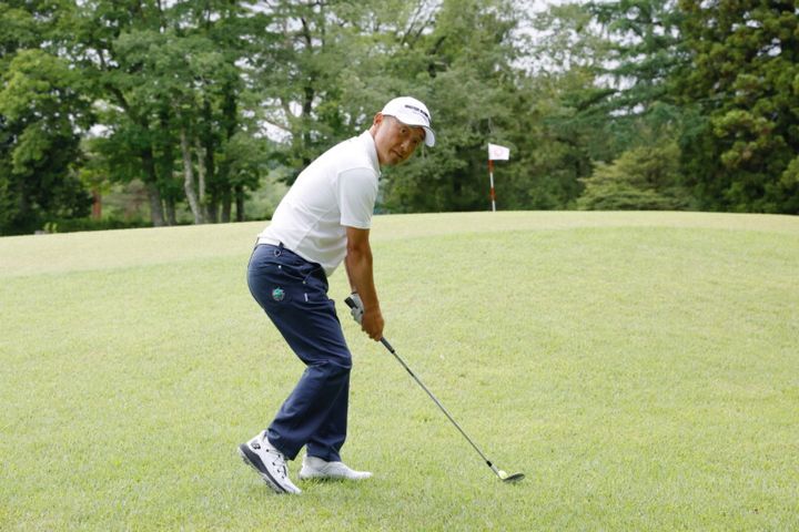 砲台グリーンに向かってのアプローチはどう打つ？「左足に重心を…」と解説