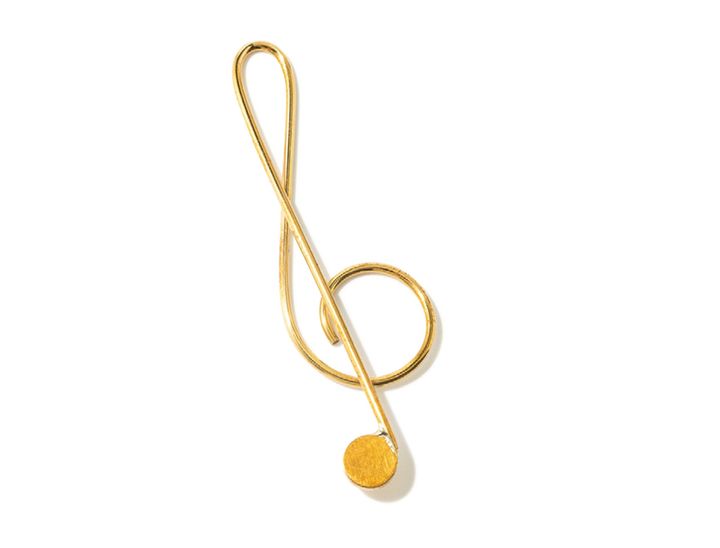 熟練の職人技で真鍮棒をエレガントなト音記号型に