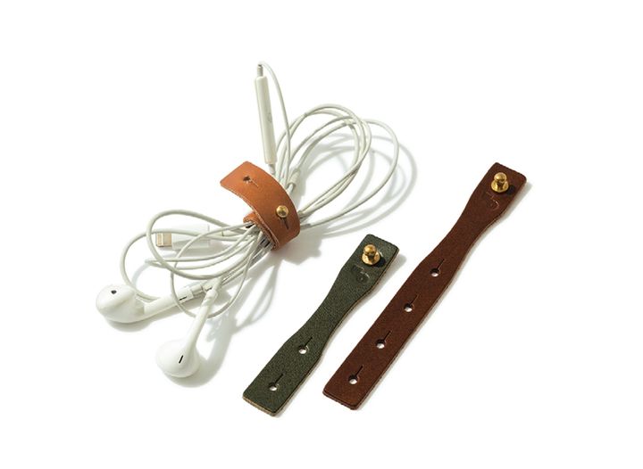 革のコードクリップで、細部のおしゃれも抜かりなく