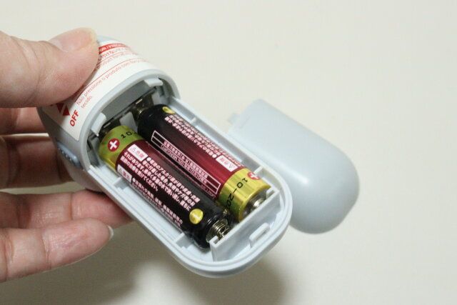 ダイソーのくるくる毛玉取りは単3電池2本使用