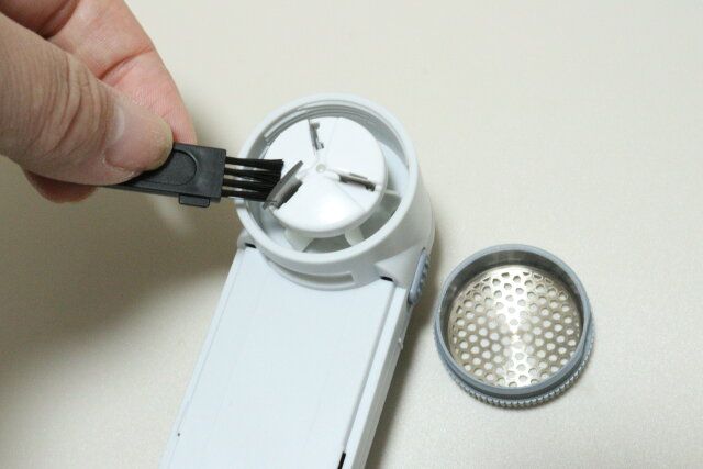 ダイソーのくるくる毛玉取りは専用掃除ブラシ付きでお手入れ簡単