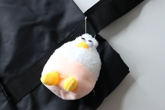 ダイソーのカバンに付けられるたまごのカラ付マスコットキーホルダー（ギョロ目とり）