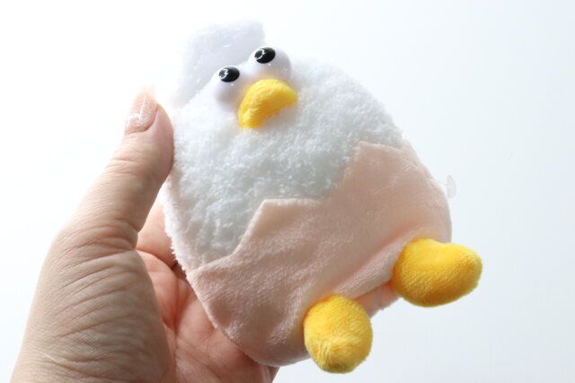 ダイソーのたまごのカラ付マスコットキーホルダー（ギョロ目とり）のビジュアル