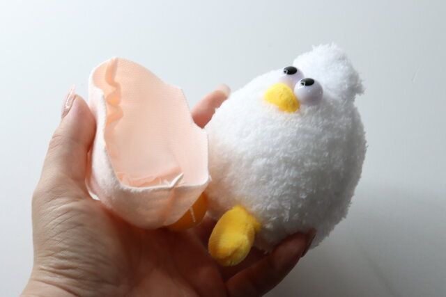 ダイソーの殻が脱げるたまごのカラ付マスコットキーホルダー（ギョロ目とり）