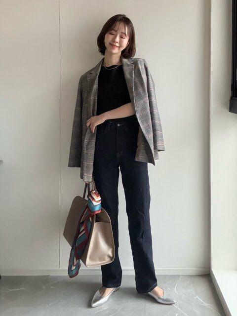 スタイル02：デニムにチェックジャケットを羽織ってトラッドスタイル