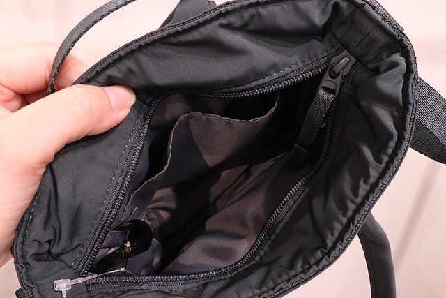 ユニクロの2WAYユーティリティミニバッグ3
