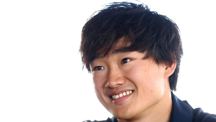 F1角田裕毅、世界的名門サッカーチームから22番のユニフォームを贈呈される！40歳スターとも対面