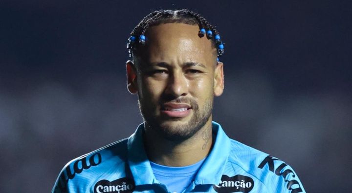 33歳ネイマール、足を捻って苦痛に顔を歪めるあわやのシーン…「人工芝は最悪」と酷評