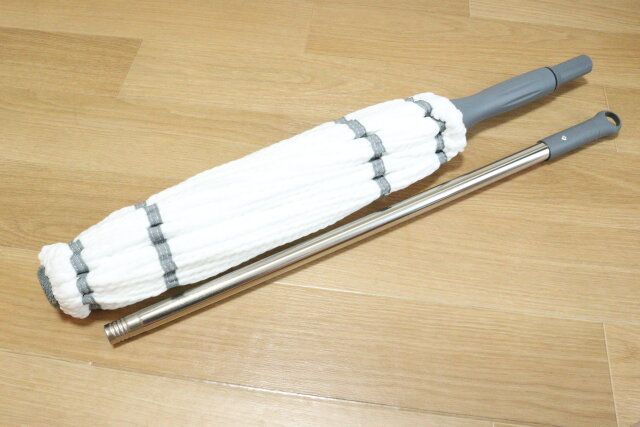 ダイソーの回して水が絞れるモップのポールとモップ