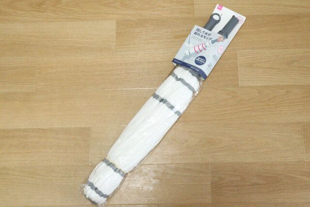 ダイソーの回して水が絞れるモップのパッケージ
