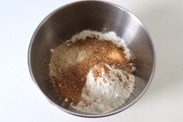 ボウルに強力粉・黒糖・塩・ドライイーストを入れる。