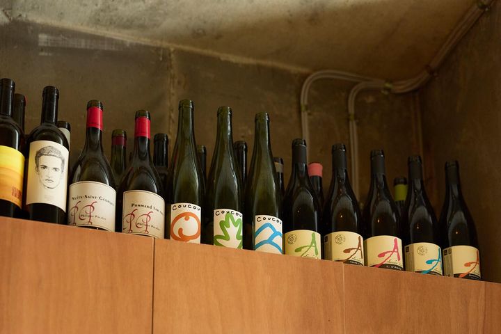 店内の棚の上に並ぶ空き瓶