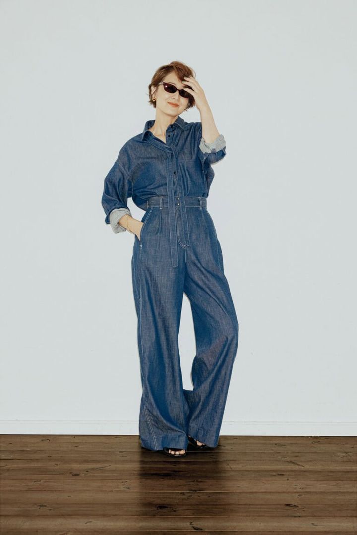 サングラス¥50,600／ディーエムワイ ステュディオス（アイシンク シブヤパルコ）、デニムシャツ¥45,100、パンツ¥47,300／ともにエブール（リトルリーグ インク）、ピアス¥50,600、ブレスレット¥61,000／ともにトムウッド（トムウッド 青山店）、靴¥127,600／ピエール アルディ（ピエール アルディ 東京）