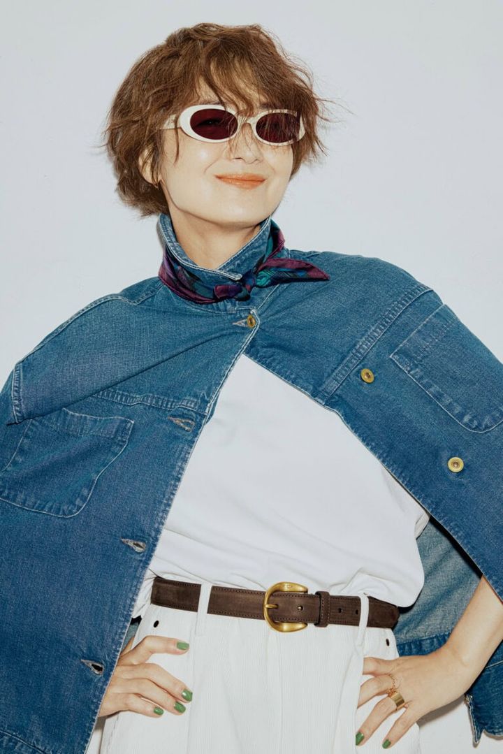 サングラス¥49,500／ディーエムワイ ステュディオス（アイシンク シブヤパルコ）、デニムジャケット¥46,200／ボニーウーブン×アルジット（クローバーズ）、中に着たカットソー¥16,500／ルームエイト（オットデザイン）、パンツ（9月下旬発売予定）¥50,600／エブール（リトルリーグ インク）、ベルト¥42,900／J&M デヴィッドソン（J&M デヴィッドソンカスタマーセンター）、チェーンリング¥277,200、太リング¥312,400／すべてヒロタカ（ヒロタカ 表参道ヒルズ）、スカーフ／スタイリスト私物