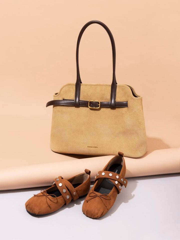 バッグ［高さ28×幅38.5×マチ12.5cm］￥18,900、シューズ￥9,900（ともにチャールズ&キース／チャールズ&キース ジャパン）