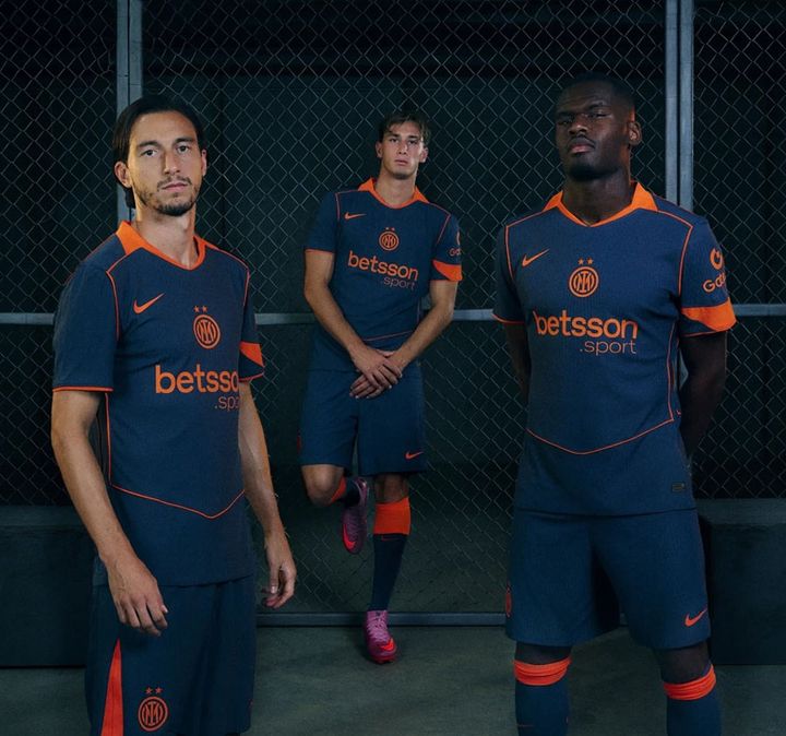 イタリア名門クラブに懐かしの「2000年代デザイン」ユニフォームが登場！黄金期の幕開けが甦る