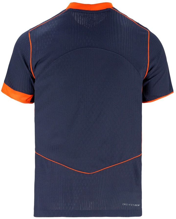 イタリア名門クラブに懐かしの「2000年代デザイン」ユニフォームが登場！黄金期の幕開けが甦る