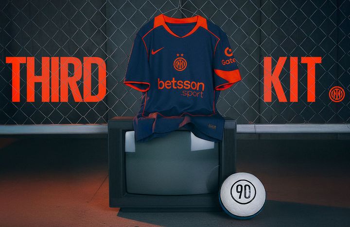 イタリア名門クラブに懐かしの「2000年代デザイン」ユニフォームが登場！黄金期の幕開けが甦る