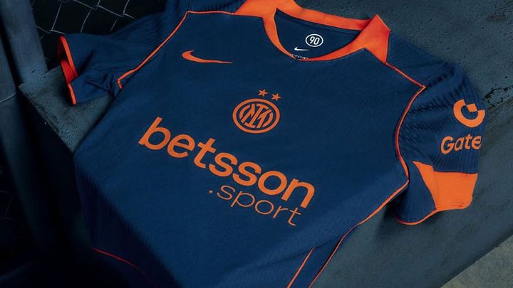イタリア名門クラブに懐かしの「2000年代デザイン」ユニフォームが登場！黄金期の幕開けが甦る