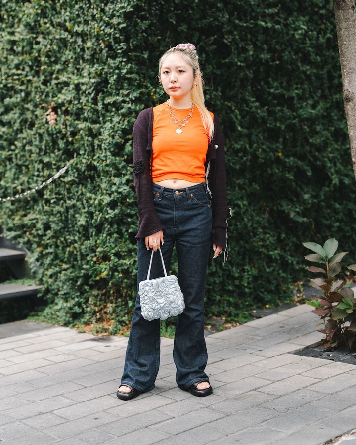 残暑の“シャツ＆カーディガン”ルック5選。夏の装いに＋1アイテムで秋顔へチェンジ【TOKYO SNAP】