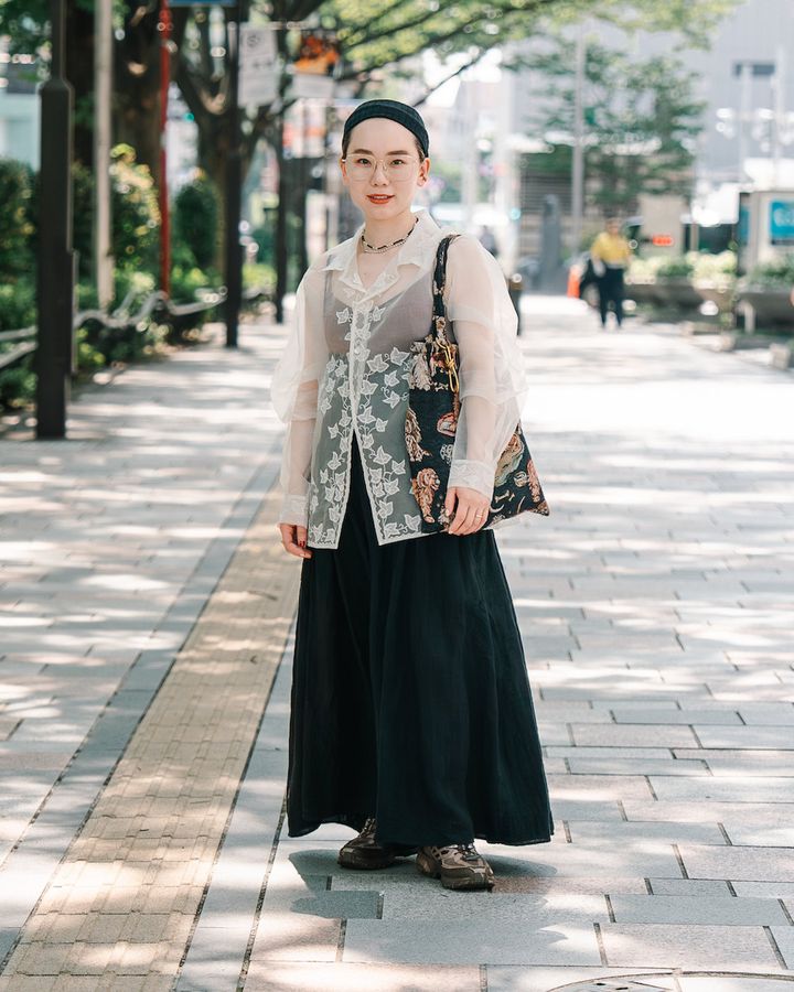 残暑の“シャツ＆カーディガン”ルック5選。夏の装いに＋1アイテムで秋顔へチェンジ【TOKYO SNAP】