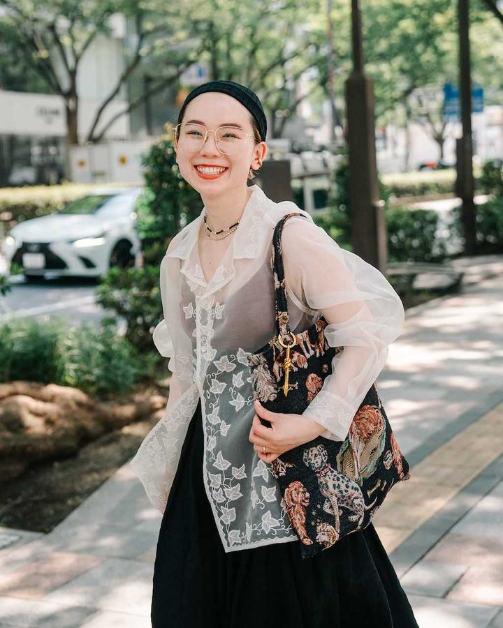 残暑の“シャツ＆カーディガン”ルック5選。夏の装いに＋1アイテムで秋顔へチェンジ【TOKYO SNAP】