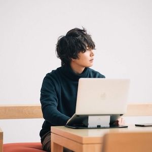 日用品図鑑：〈monograph〉堀口英剛の愛用する〈Technics〉のワイヤレスイヤホンetc.