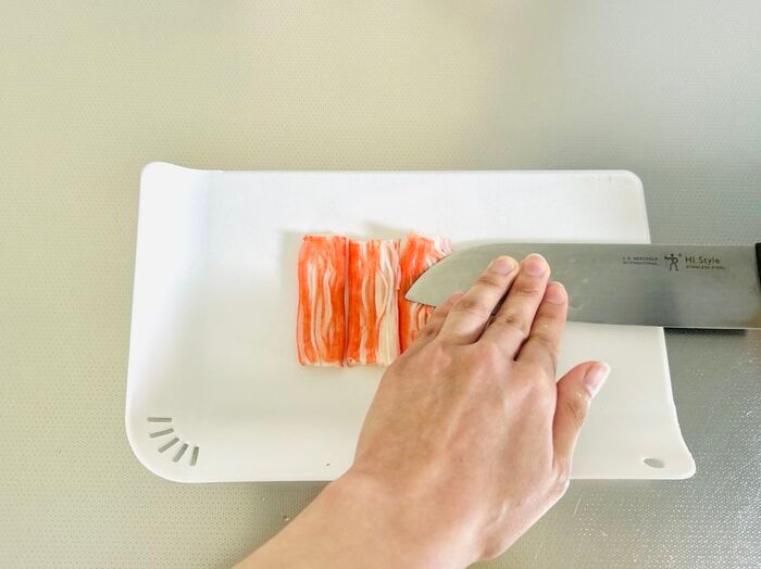 もう手でちまちま割かない！「カニカマ」が秒でほぐれる裏ワザ2選！