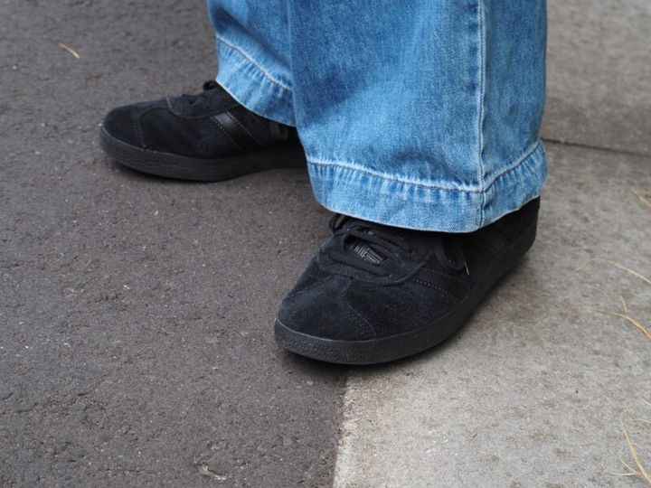 アディダスのスニーカー