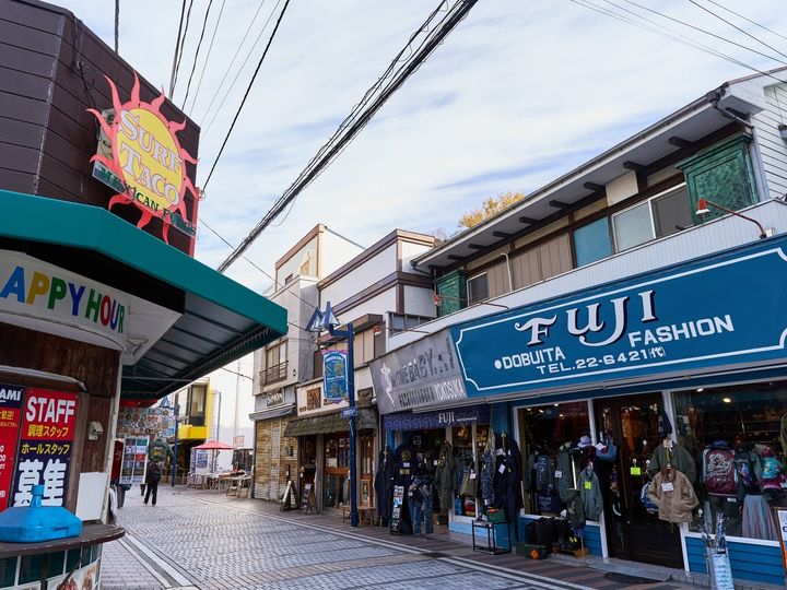 大東建託は、神奈川県に住む20歳以上の男女を対象に居住満足度調査を行い、「いい部屋ネット 住み続けたい街（駅）ランキング2025＜神奈川県版＞」として発表しました。神奈川県民が選ぶ「住み続けたい街（駅）」ランキングの2位は「横須賀」、1位は？