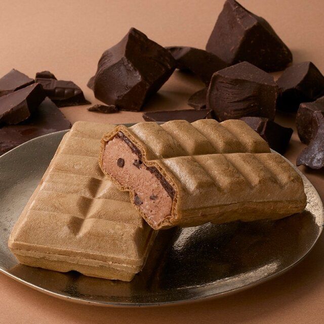 シャトレーゼ 堅焼きクランチ入り 板チョコモナカ ショコラ 4個入