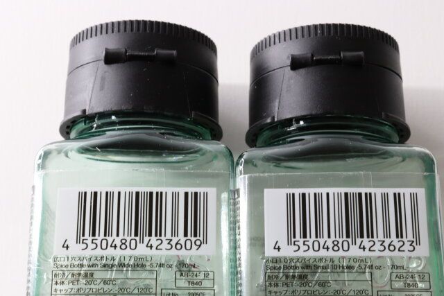 ダイソーの広口1穴スパイスボトル（170mL）と小口10穴スパイスボトル（170mL）
